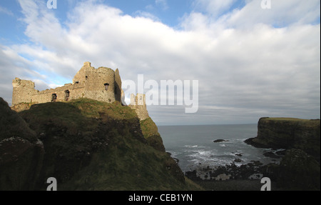 Die Ruinen von Dunluce Castle Co Antrim Nordirland mit Blick auf den Atlantischen Ozean und den Causeway Coast. Stockfoto