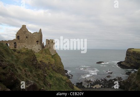 Die Ruinen von Dunluce Castle Co Antrim Nordirland mit Blick auf den Atlantischen Ozean und den Causeway Coast. Stockfoto