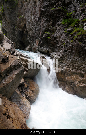 Einer der Wasserfälle in die Partnachklamm - Partnachklamm - in Garmisch-Partenkirchen in Bayern, Deutschland Stockfoto