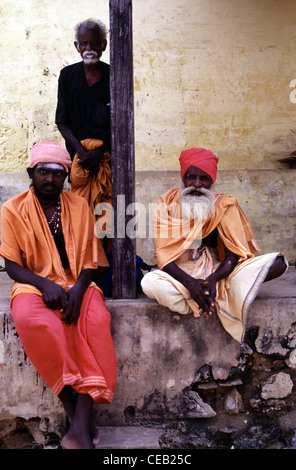 Hindu-Sadhus tragen traditionelle Kleidung in der Stadt Rameswaram In Tamil Nadu Staat Südindien Stockfoto