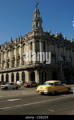 Neoklassizistischer Altbau und alte Autos in der Stadt Havanna, Kuba Stockfoto