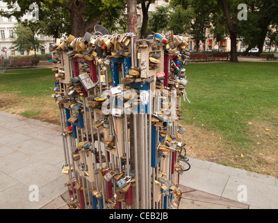 Vorhängeschlösser hing an Metallzaun in Budapest, von jungen Menschen als einen Eid für ewig Liebe hinterlassen. Stockfoto