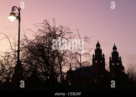 Silhouette der das Kelvingrove Art Gallery & Museum bei Sonnenuntergang, Glasgow, Schottland, UK Stockfoto