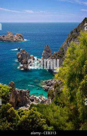 Küste von Korfu in der Nähe von Paleokastritsa, eines der Ionischen Inseln entlang der westlichen Küste von Griechenland Stockfoto