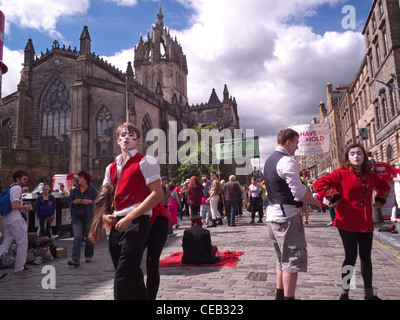 Stadt von Edinburgh Schottland, arbeitsreiche Zeit für die Stadt während des 2011 Festival Fringe Schauspieler temp die Zuschauer auf ihre Show. Stockfoto