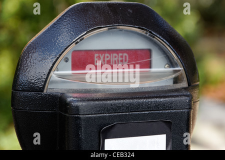 Nahaufnahme von einem altmodischen Münz-Parkuhr, zeigt das Wort "Abgelaufen". Stockfoto