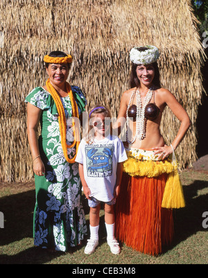 Hawaiianische Tänzer mit Kind, Kodak Hula Show, Honolulu, Oahu, Hawaii, Vereinigte Staaten von Amerika Stockfoto