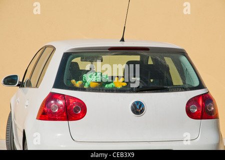 Frosch Flut Marionette links innen ein weißes Auto in der Sonne geparkten Stockfoto