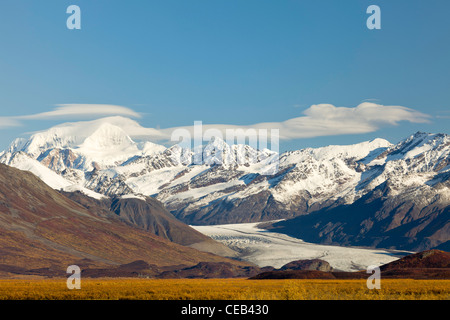 Linsenförmige Wolken über die östlichen Alaska Range und den Maclaren Gletscher signal nähert sich ein Tiefdruckgebiet in Alaska. Stockfoto