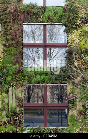 Die grüne Fassade des Musée du Quai Branly in Paris Stockfoto