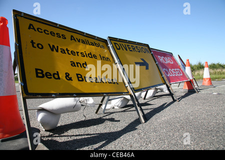 Umleitungsschilder bei Straßenarbeiten Stockfoto