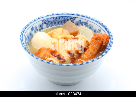 Oden, japanisches Essen, auf weißem Hintergrund Stockfoto