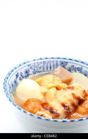 Oden, japanisches Essen, auf weißem Hintergrund Stockfoto