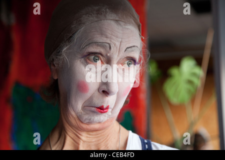 Seniorin im Whiteface Clown Make-up zieht eine Reihe von lustigen Gesichtern. Bild 3 von 8 Stockfoto