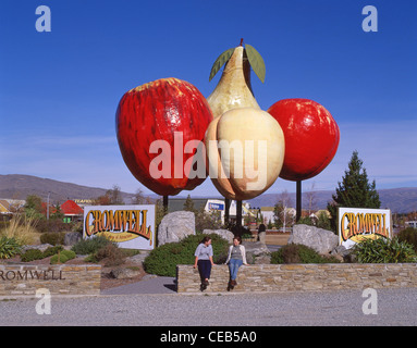 Riesige Skulptur Obstund Willkommen Schilder, Cromwell, Otago Region, Südinsel, Neuseeland Stockfoto