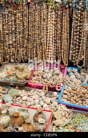 Halsketten, Anhänger und Töpfe, Panjiayuan Flohmarkt, Chaoyang District, Beijing, China, Asien. Stockfoto