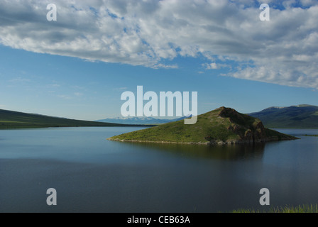 Schöne grüne Insel und hohe Bergkette, Clark Canyon Reservoir, Montana Stockfoto