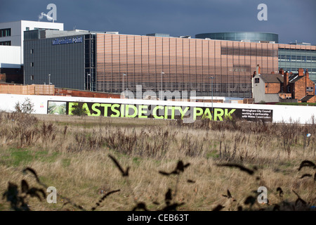 Ödland bereit für Entwicklung im Projekt Eastside Park, Birmingham, UK. Im Hintergrund ist der Jahrtausend-Punkt Komplex. Stockfoto