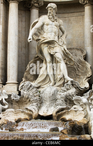 Der Trevi-Brunnen Aqua Virgo ein Aquädukt gebaut in 19 BC Brunnen im historischen Zentrum von Rom mit Wasser Stockfoto