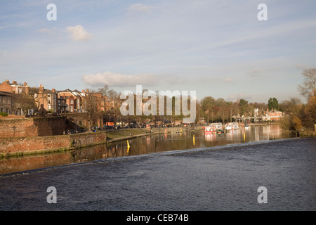 Chester Cheshire Blick entlang dem Fluss Dee in Richtung Queens Park Hängebrücke Stockfoto