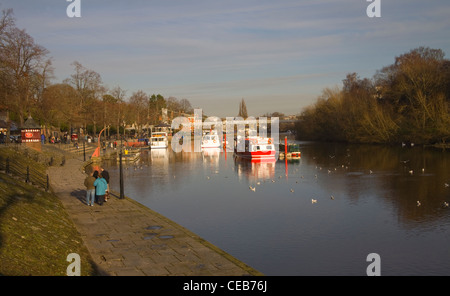 Chester Cheshire Blick entlang dem Fluss Dee in Richtung Queens Park Hängebrücke der riverside Promenade voll von Touristen Stockfoto