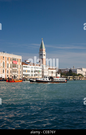 Venedig, Veneto, Italien. Blick über den Canal Grande, der Campanile di San Marco von Punta della Dogana. Stockfoto