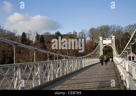 Chester Cheshire Blick entlang Queens Park Hängebrücke über den Fluss Dee Stockfoto