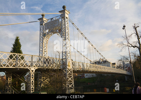 Chester Cheshire Ansicht bis zu Queens Park Hängebrücke über den Fluss Dee mit Fußgänger überqueren Stockfoto