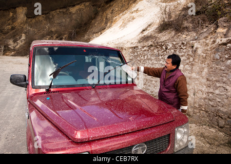 Indien, Arunachal Pradesh, Senge, fahren auf Bergstraßen, Fahrer Baustaub von Windschutzscheibe reinigen Stockfoto