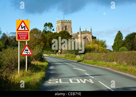 Verkehrszeichen vor St. Johannes Evangelist Kirche, East Witton, North Yorkshire. Stockfoto