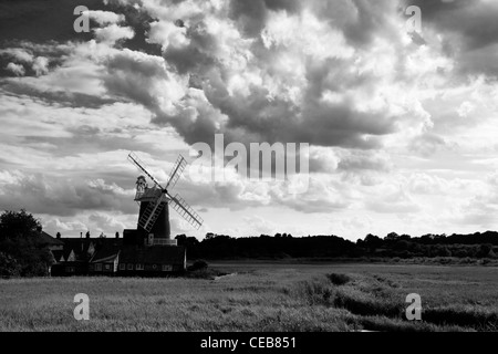 Blick über Marsch in Richtung Cley Windmühle, Norfolk, England Stockfoto