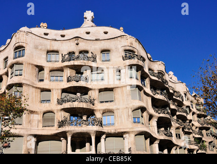 Barcelona, Spanien. La Pedrera oder Casa Mila (Antoni Gaudi: 1905-10) am Passeig de Gracia. Außen Stockfoto