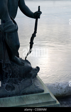 Detail von der Statue und zugefrorenen See in den Gärten von Schloss Versailles, Frankreich Stockfoto