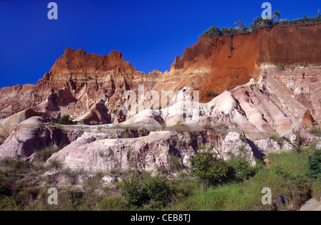 Felsformationen am La Cirque Rouge, einem Canyon der roten, beigen und ocherischen Lateritaufschlüsse oder eisenreichen Vorkommen, Amborovy, Majunga Mahajanga Madagaskar Stockfoto