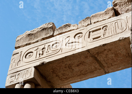 Alte ägyptische Hieroglyphen Schnitzereien auf einer Tempelwand Stockfoto