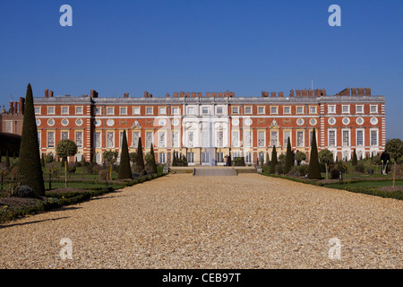 Aus rotem Backstein und Steinfassade des Südens "Front" des Hampton Court Palace entworfen von Christopher Wren für König William und Mary Stockfoto