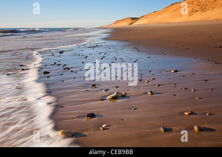 Wave wäscht über kleine Felsen am Strand von Marconi, Wellfleet Stockfoto
