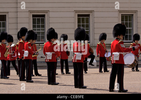 Die Grenadier Guards Blaskapelle üben vor der "Changing of the Guard" außerhalb Wellington Barracks Stockfoto