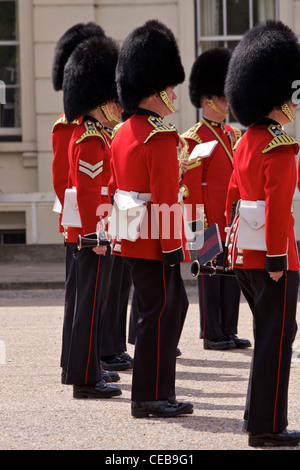 Die Grenadier Guards Blaskapelle üben vor der "Changing of the Guard" außerhalb Wellington Barracks Stockfoto