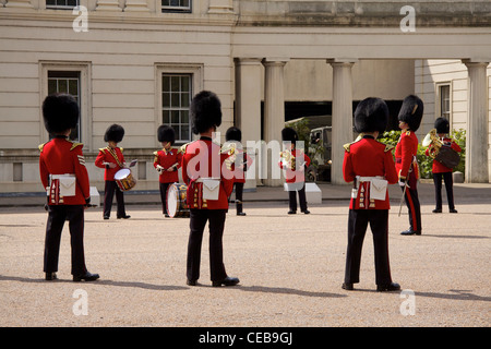 Die Grenadier Guards Blaskapelle üben vor der "Changing of the Guard" außerhalb Wellington Barracks Stockfoto