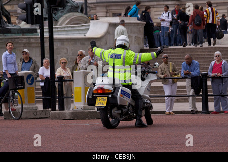 Metropolitan Polizei Offizier auf einem Mercedes Motorrad steuert den Massen und dem Verkehr während der "Changing of the Guard" Stockfoto