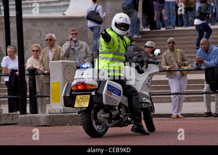 Metropolitan Polizei Offizier auf einem Mercedes Motorrad steuert den Massen und dem Verkehr während der "Changing of the Guard" Stockfoto