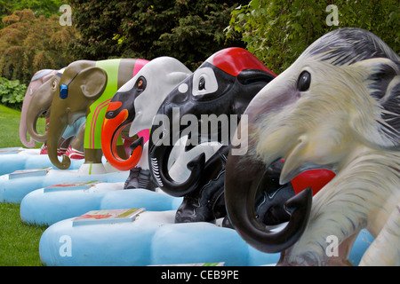 Bestandteil der "Elephant Parade", fünf verschiedener Elefantenstatuen um Geld für asiatische Elefanten, befindet sich in Hyde Park zu retten Stockfoto