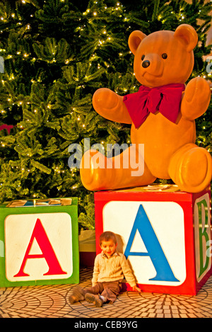 Weihnachts-Dekor begeistert Kinder in der Lobby des Hyatt Regency Hotel, San Francisco, Kalifornien Stockfoto