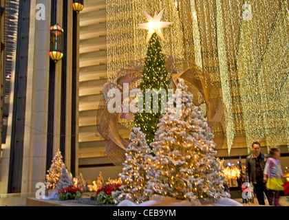 Weihnachtsbäume in der Lobby des Hyatt Regency Hotel, San Francisco, Kalifornien Stockfoto