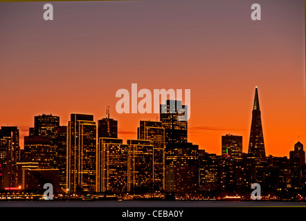 Sonnenuntergang Skyline von San Francisco während der Weihnachtszeit Stockfoto