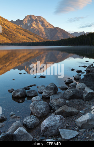 Jenny Lake im Grand Teton National Park wurde vor etwa 12.000 Jahren durch Glazial-Bewegung gebildet.  Der See wird voraussichtlich weit über 400 ft tief sein und über 1100 Hektar groß ist.   Es ist eine der Hauptattraktionen im Park und hat viele Aktivitäten sowohl um ihn herum und in der Nähe.  Interessanterweise gab es in unserer heutigen Welt, eine Studie im Jahr 2005 darauf hingewiesen, dass Jenny Seewasser durch Luft- oder Wasserverschmutzung nicht geschädigt worden sind. Stockfoto