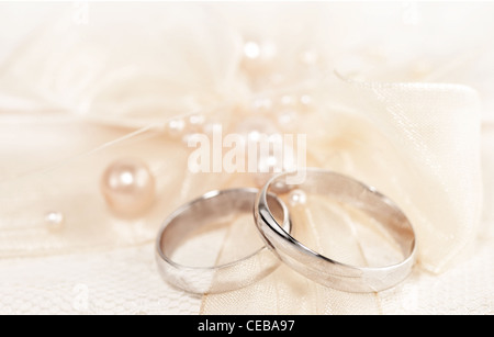 Paar goldene Hochzeit Ringe über Einladungskarte mit Seidenschleife & Perlen verziert Stockfoto