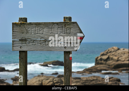 Wegweiser für GR-Wanderweg in der Nähe von Saint-Guénolé, Finistère, Bretagne, Frankreich Stockfoto