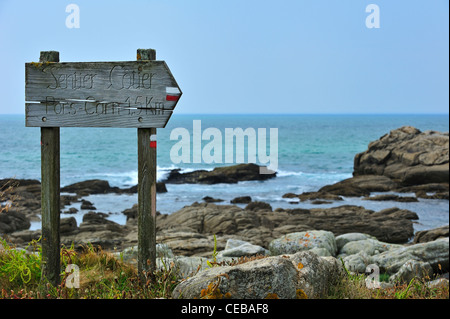 Wegweiser für GR-Wanderweg in der Nähe von Saint-Guénolé, Finistère, Bretagne, Frankreich Stockfoto